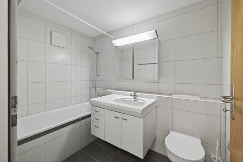 Grosszügige 3.5-Zimmmerwohnung im Erdgeschoss mit Gartensitzplatz und Bergblick (9)