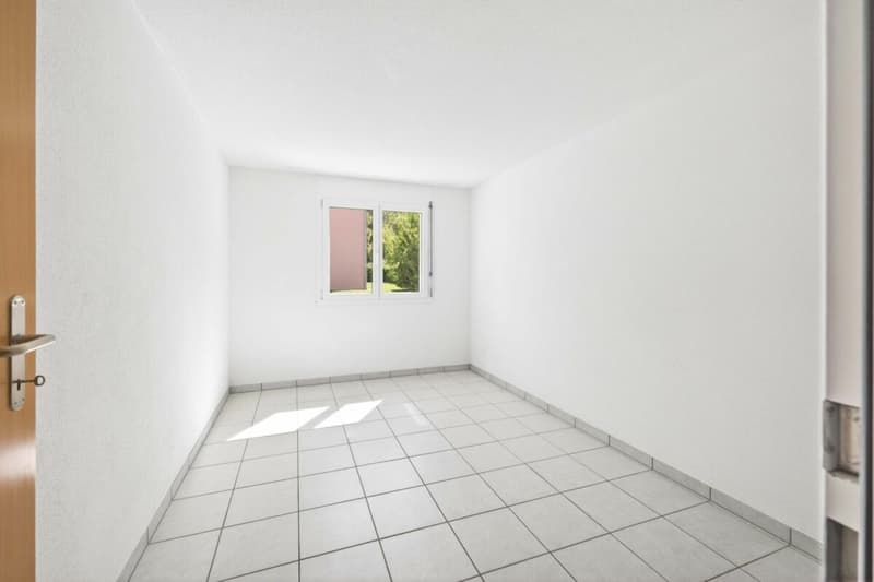 Grosszügige 3.5-Zimmmerwohnung im Erdgeschoss mit Gartensitzplatz und Bergblick (7)