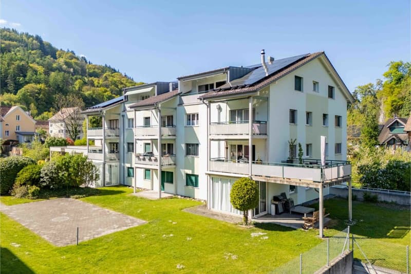 Grosszügige 3.5-Zimmmerwohnung im Erdgeschoss mit Gartensitzplatz und Bergblick (2)