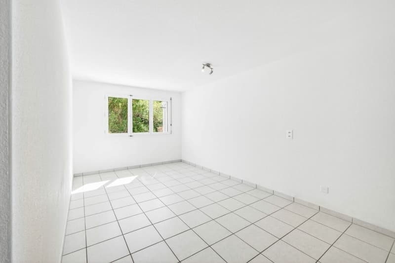 Grosszügige 3.5-Zimmmerwohnung im Erdgeschoss mit Gartensitzplatz und Bergblick (8)