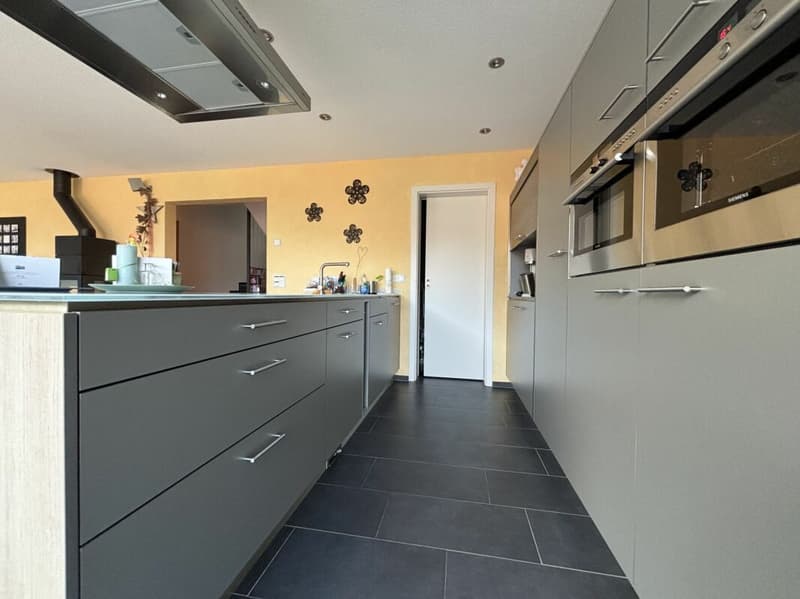 Attraktives 6.5 Zimmer-Doppeleinfamilienhaus mit Garten und Aussicht (4)