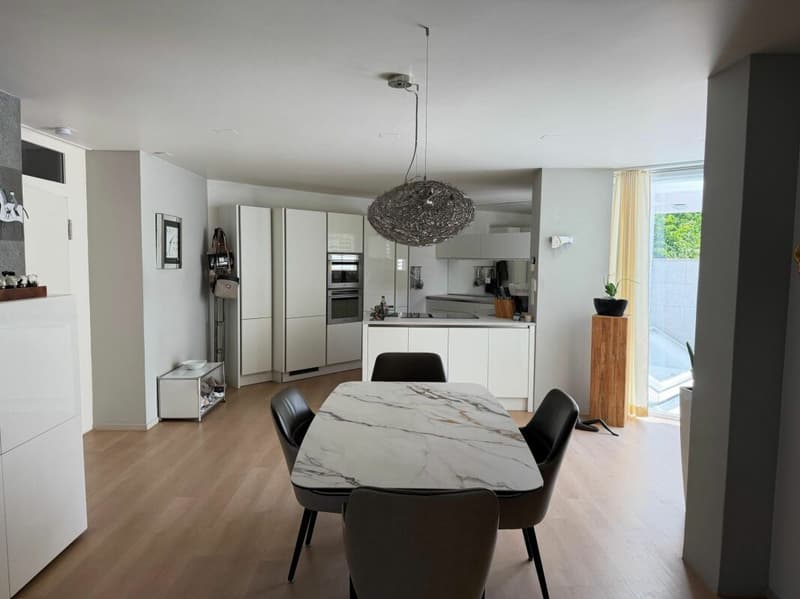 Hochwertige 2.5-Zimmerwohnung mit Terrasse und herrlichem Schlossblick (4)