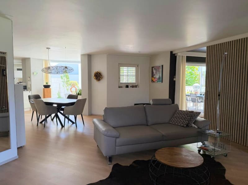 Hochwertige 2.5-Zimmerwohnung mit Terrasse und herrlichem Schlossblick (3)