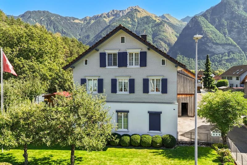 Ruhig gelegenes Einfamilienhaus mit vorbereiteter Einliegerwohnung, Scheune und traumhaften Garten (2)