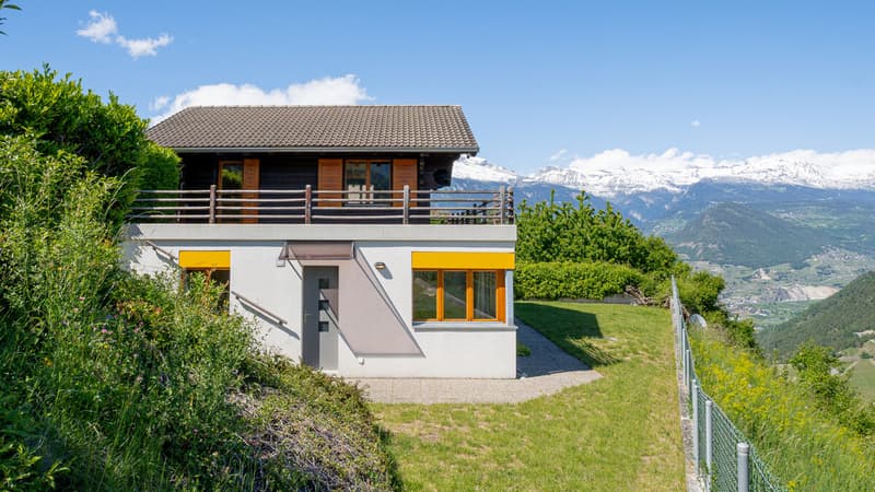 Aussenbereich | Ansicht Chalet und Garten