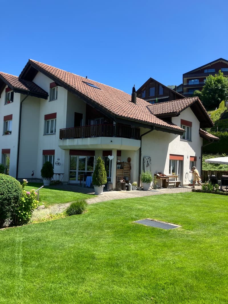 Geräumiges 6.5-Zimmer-Doppeleinfamilienhaus in idyllischer Lage in Emmetten (1)