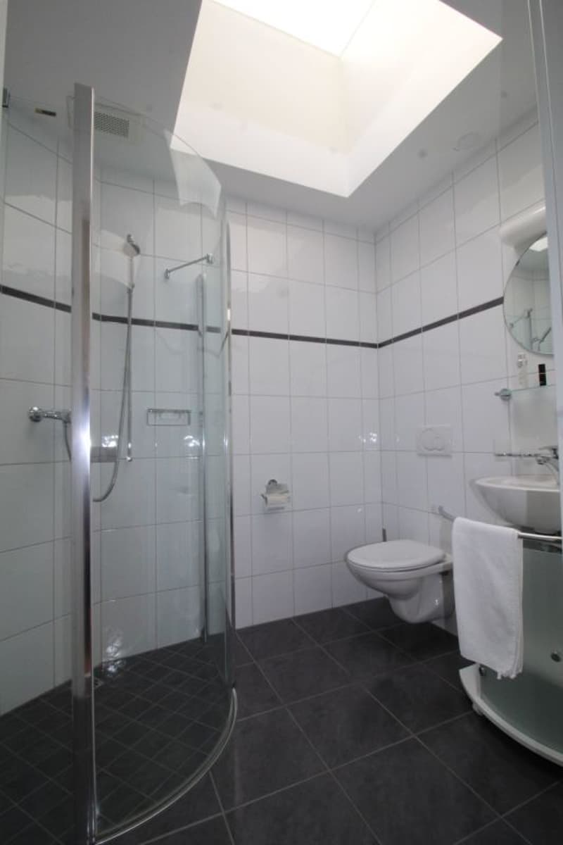 Dusche-WC-Lavabo = Musterfoto