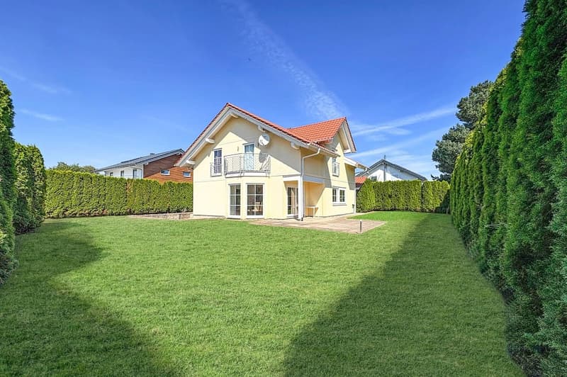 Freistehendes Einfamilienhaus mit Stil und Privacy (2)