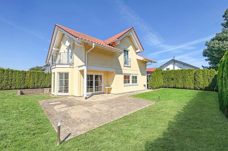 Freistehendes Einfamilienhaus mit Stil und Privacy (1)