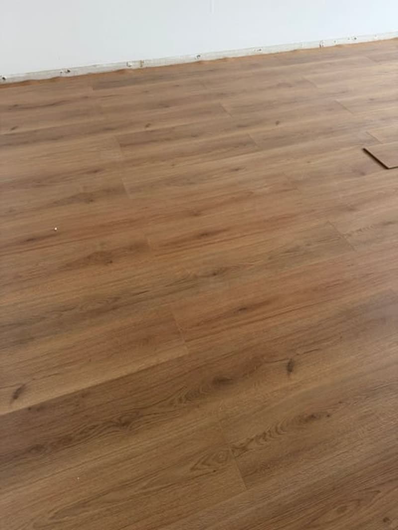 Neuer Laminat mit V Fuge
