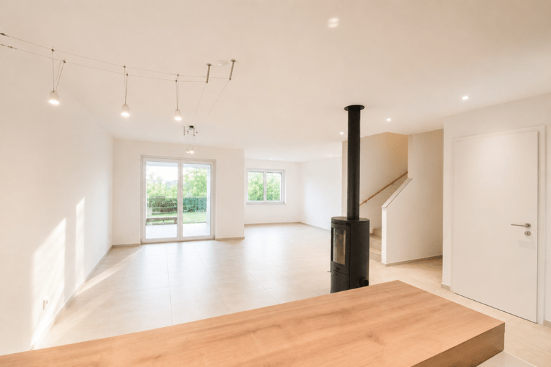 Wohnzimmer mit Cheminée und Sitzplatz