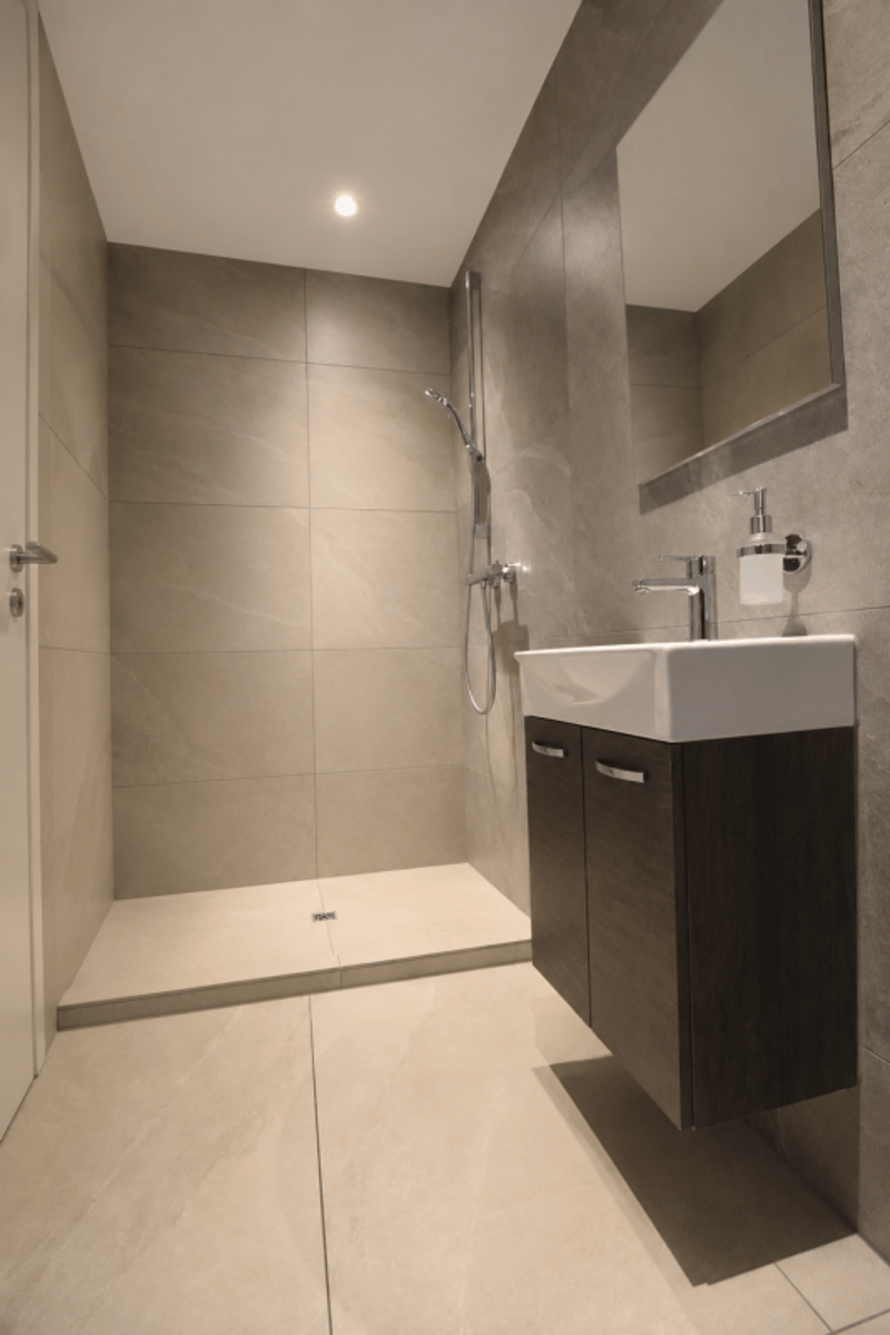 Badezimmer mit Dusche