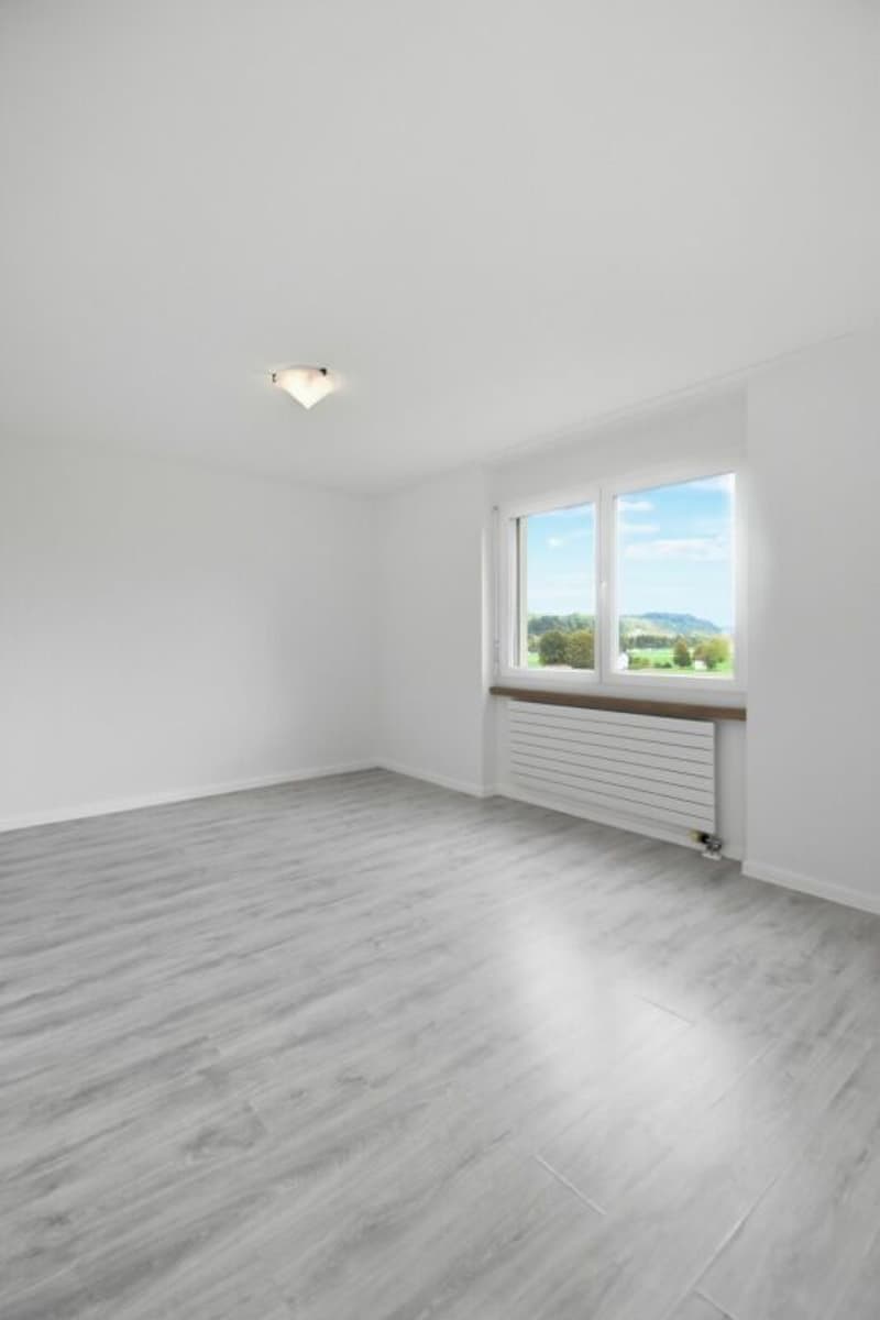 Attraktive teilsanierte 2.5-Zimmer-Wohnung mit Balkon (6)