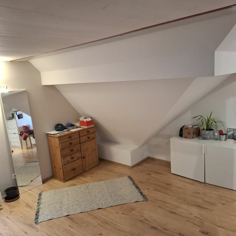 Moderne 1.5-Zimmer-Dachwohnung mit Galerie & Balkon (5)