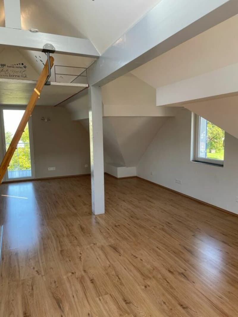 Moderne 1.5-Zimmer-Dachwohnung mit Galerie & Balkon (6)