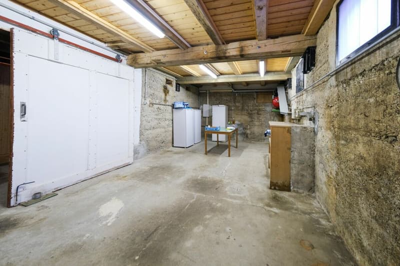 Casa multifamiliare con molto spazio di stoccaggio e locali di deposito (10)