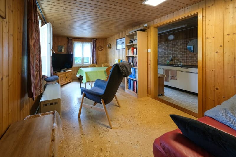 Casa multifamiliare con molto spazio di stoccaggio e locali di deposito (6)