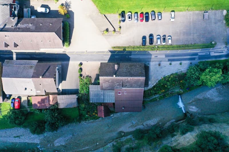 Casa multifamiliare con molto spazio di stoccaggio e locali di deposito (15)