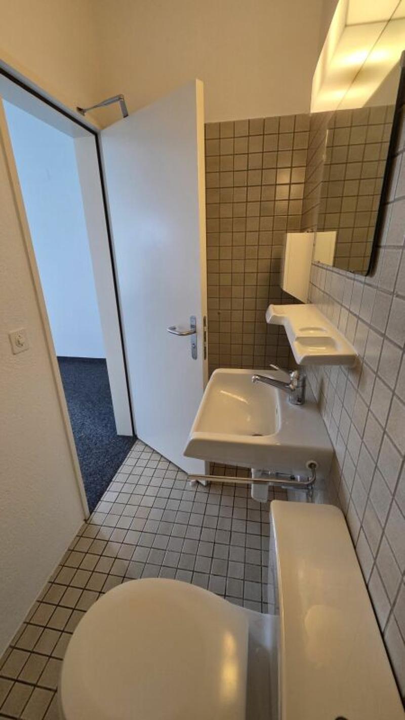 Praktisches Büro mit WC und Kühlschrank direkt am Bahnhof (12)