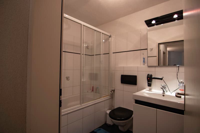 Möblierte 2.5-Zimmer- Wohnung - Balkon, eigene Waschraum, Lift - in Buchs Zürich (4)