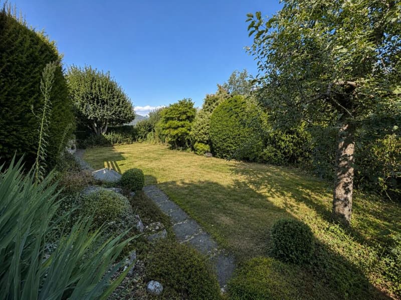 Freistehendes Einfamilienhaus mit Charme und Gartenparadies an attraktiver Wohnlage (2)