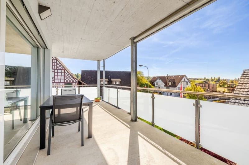 LICHTDURCHFLUTETE 4.5-ZIMMER-WOHNUNG IM 2. OG MIT GROSSZÜGIGER, GEDECKTER TERRASSE & BAD EN SUITE IN SEENÄHE (8)