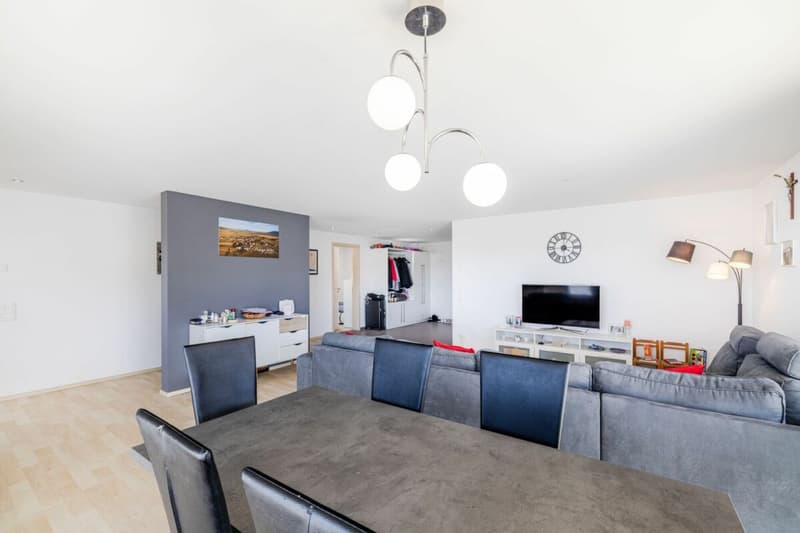 LICHTDURCHFLUTETE 4.5-ZIMMER-WOHNUNG IM 2. OG MIT GROSSZÜGIGER, GEDECKTER TERRASSE & BAD EN SUITE IN SEENÄHE (6)