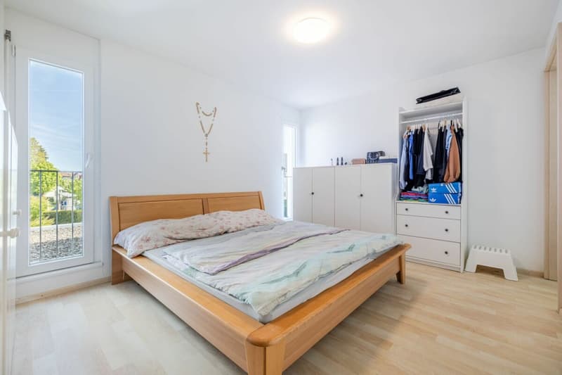 LICHTDURCHFLUTETE 4.5-ZIMMER-WOHNUNG IM 2. OG MIT GROSSZÜGIGER, GEDECKTER TERRASSE & BAD EN SUITE IN SEENÄHE (7)