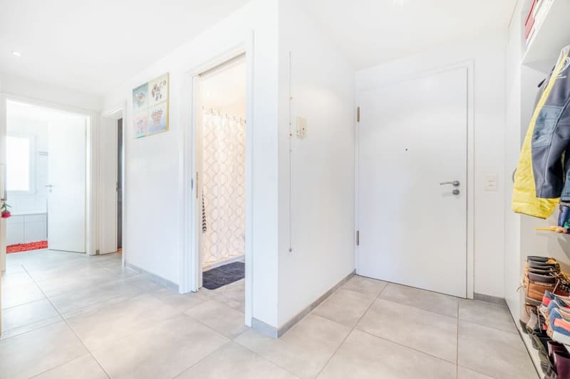 4.5-ZIMMER-WOHNUNG IM 1. OG MIT GROSSZÜGIGER, GEDECKTER TERRASSE IN SEENÄHE (2)