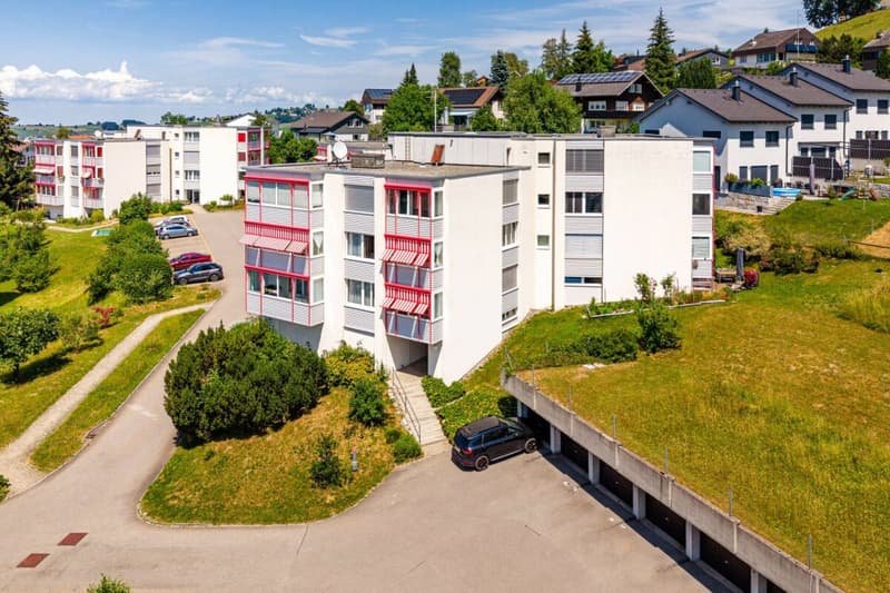 RUHIG WOHNEN IN TROGEN: MODERNE 4.5-ZIMMER-WOHNUNG MIT ZWEI VERGLASTEN BALKONEN (10)