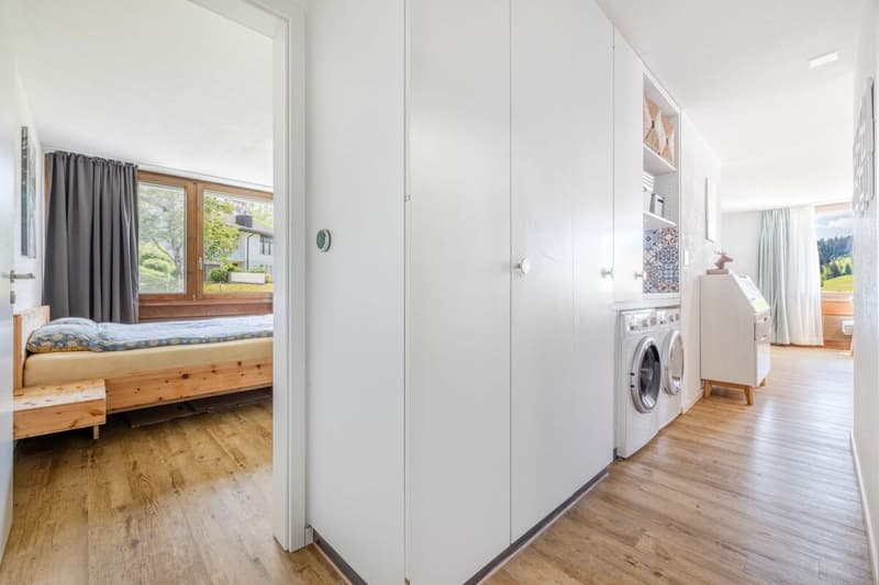 WO RUHE AUF WOHNKOMFORT TRIFFT: MODERNE 4.5-ZIMMER-WOHNUNG MIT ZWEI VERGLASTEN BALKONEN (2)
