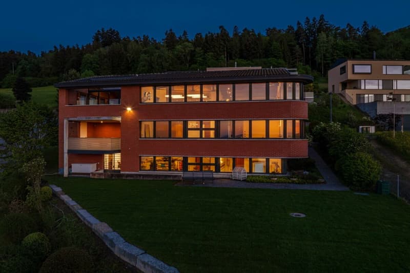 WO DER SEE ZUM PANORAMA WIRD: EXKLUSIVES EINFAMILIENHAUS AUF GROSSZÜGIGEM GRUNDSTÜCK (2)