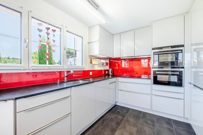5.5-Zi. Einfamilienhaus mit Doppelgarage, grossem Garten und Whirlpool (8)