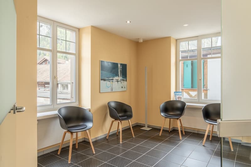 Attraktive Praxis-, Gewerbe-, Büro- oder Wohneinheit im Herzen von Unterseen (8)