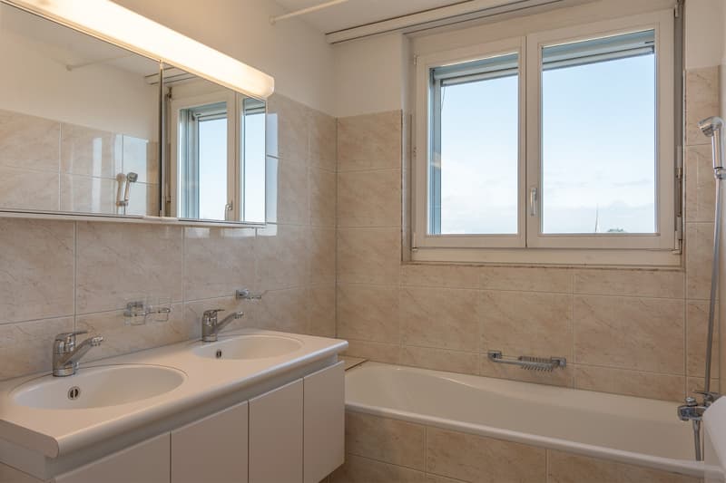 Grosse 4-Zimmer-Maisonette-Wohnung mit Sauna und herrlicher Aussicht in Schüpfen (11)