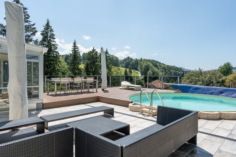 Freistehendes Einfamilienhaus mit Pool und viel Umschwung (2)