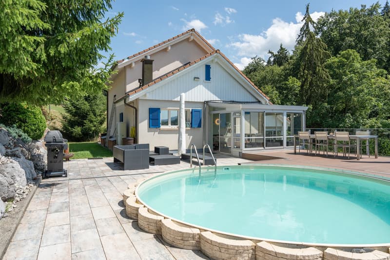 Freistehendes Einfamilienhaus mit Pool und viel Umschwung (1)