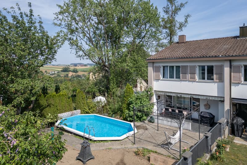 Reiheneckhaus mit Pool in ruhigem Quartier (2)