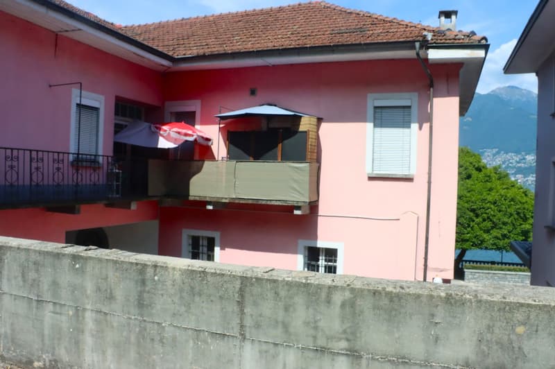 Stattliche Liegenschaft mit Ausbaupotenzial Casa imponente con appartamenti con grande potenziale (4)