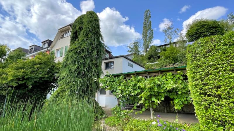 Gartenlaube mit Teich