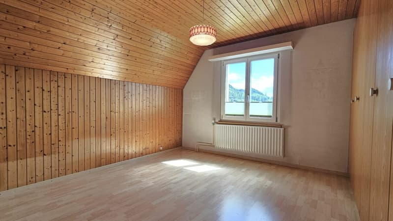 Zimmer mit Einbauschränken im OG