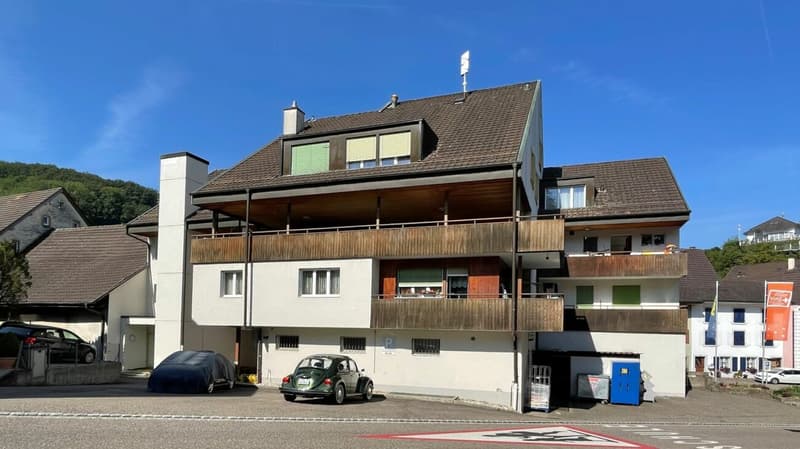 Wohn- und Geschäftshaus mit Parkplätzen in Buckten/BL (1)