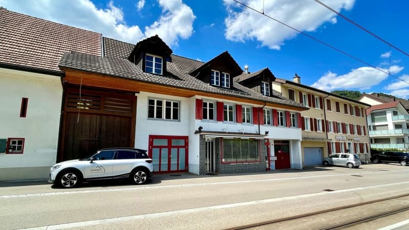 Ladenlokal, Garagen links und rechts