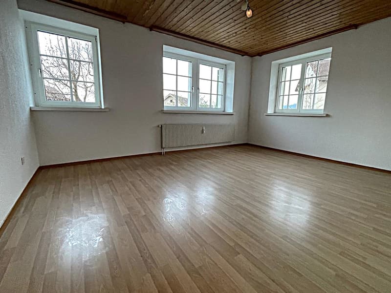 empty room, wooden floor, white walls, three windows, radiator