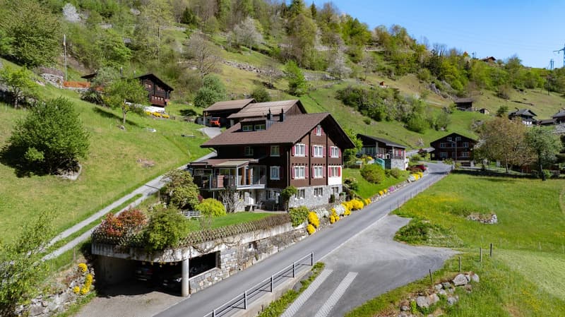 Wohnhaus mit Carport und Garage