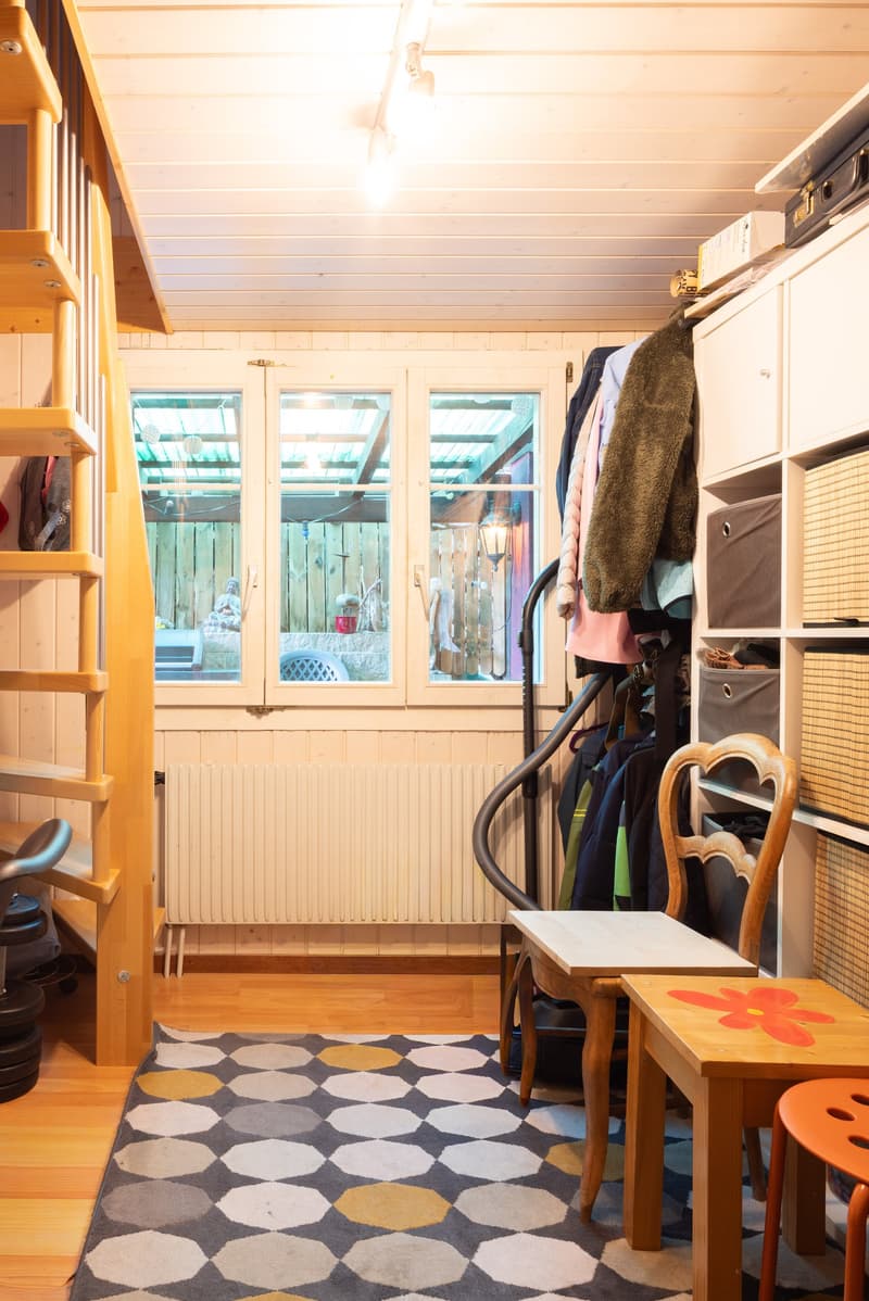 Zimmer mit Treppe ins DG