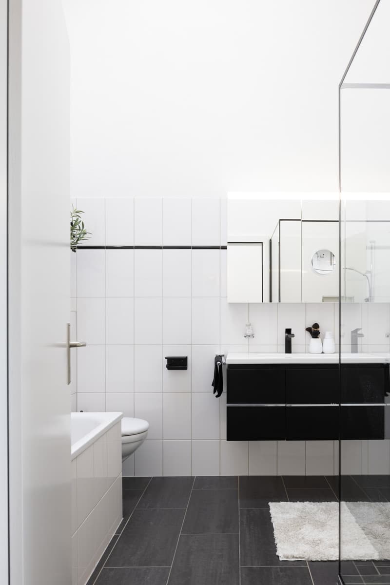 Badezimmer mit Dusche und Badewanne im OG