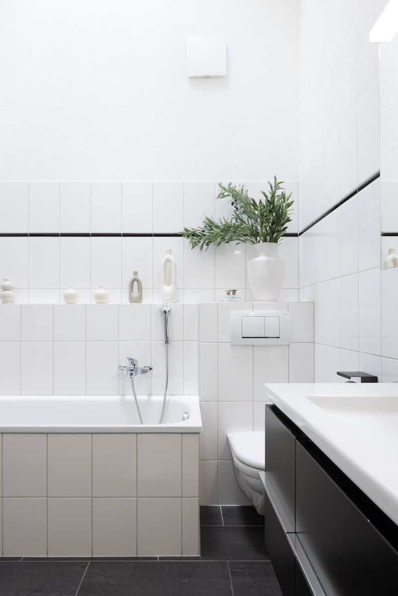 Badezimmer mit Badewanne und Dusche im OG