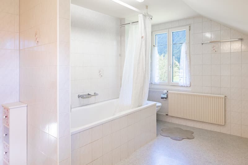 Badezimmer mit Badewanne im DG