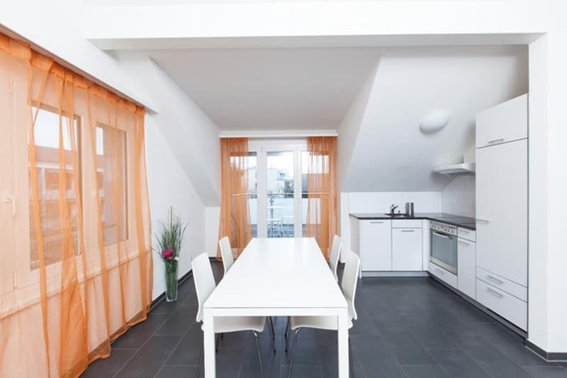 PER SOFORT WUNDERSCHÖNE MÖBLIERTE 2.5- ZIMMER-DACHWOHNUNG ZU VERMIETEN !!!!!!!! (4)